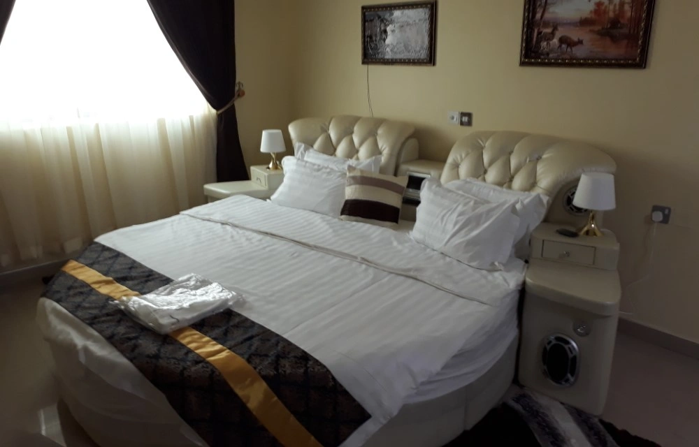 Jobyco Hotel Executive Suite Room Image